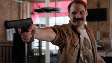 Posé entre deux chaises