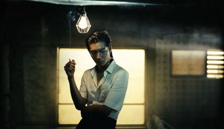 New York-based Laurie Bartley is an amazing photographer. His shots have a cinematic feel to them, as if we're looking at a frozen frame of a movie. He does a phenomenal job balancing color, light, reflection, and clarity. Laurie Bartley's website